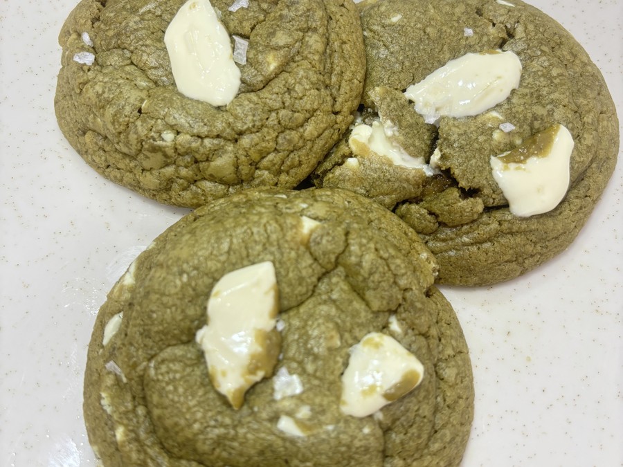 Cookies de matcha con chocolate blanco y mantequilla avellanada